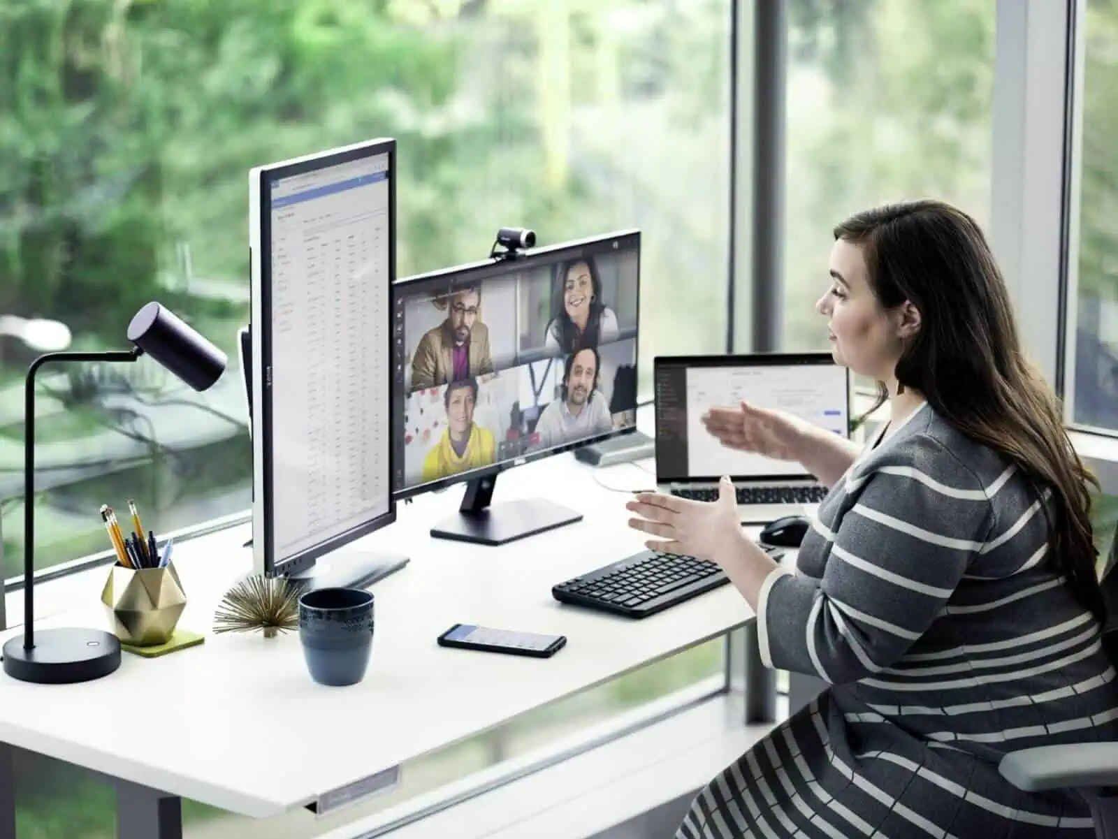 Frau arbeitet konzentriert an einem Arbeitsplatz im Homeoffice